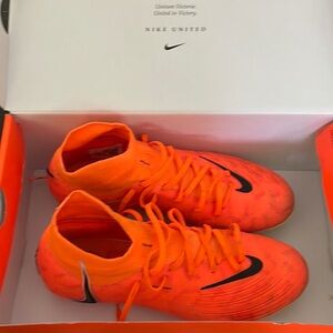 Nike Women’s Size 8 Soccer Cleats
